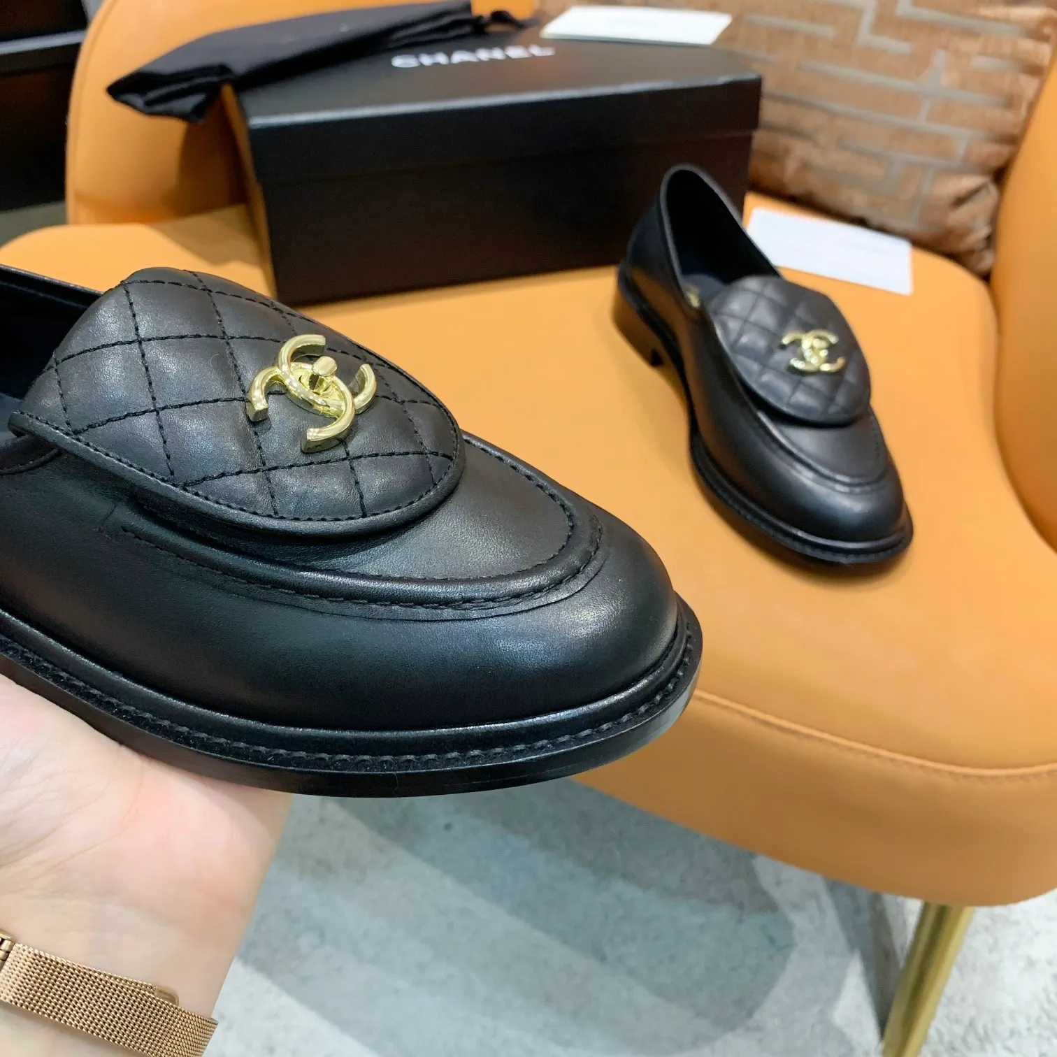👟👟Ex-factory price 480👟👟 Women's shoes and women's clothing The official website is updated simultaneously with high version, CHANEL FW2021 Chanel early spring new top autumn shoes single shoe series ____________________ The must-have hot style of the fragrance family in spring, the goddess series, with the elegant and ladylike temperament of the fragrance family, super durable, irresistible, heart-beating... ▪️The upper is made of high-grade imported cowhide with texture ➕Original molded hardware buckle ➕Electric embroidery ▪️The lining is made of imported lambskin, which is soft and comfortable ▪️Original molded version, Italian genuine leather outsole🇮🇹 ▪️Number of yards: 35-40 (41 customized, non-returnable) ▪️Color: 4 colors of black, white, apricot and patent leather
